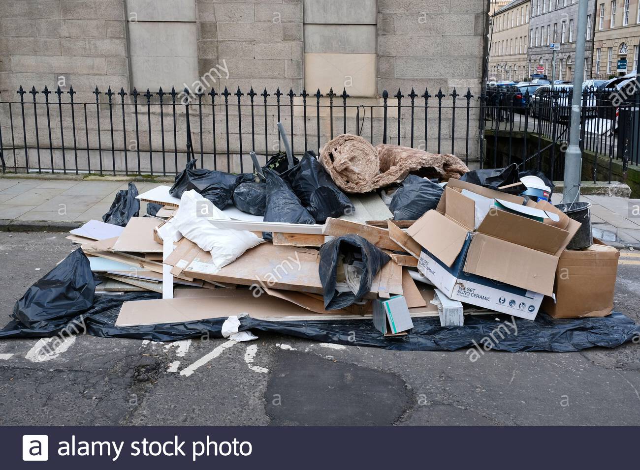 Déchets de construction généraux sur la chaussée pour élimination Banque D'Images