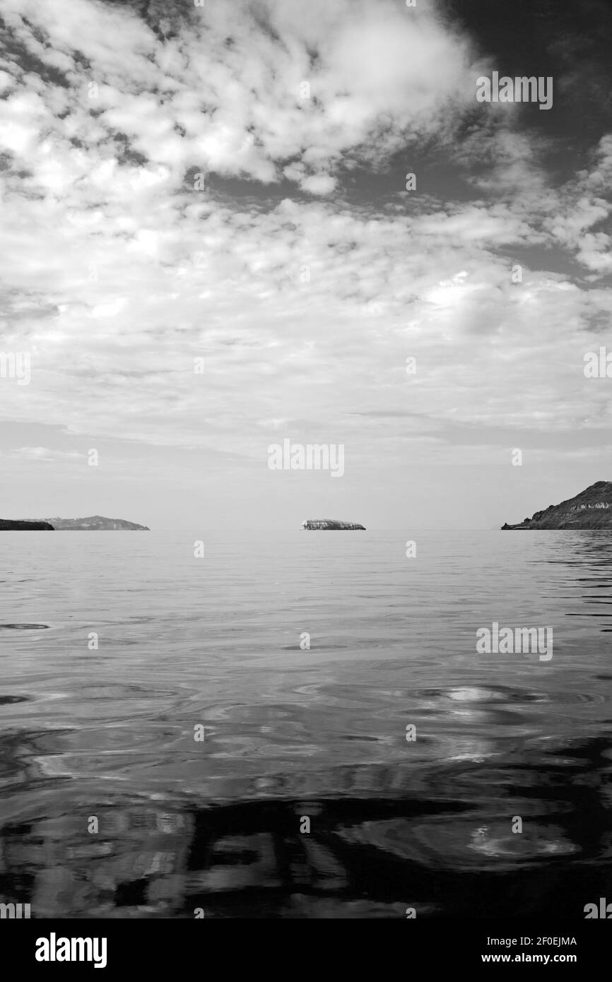 Colline et rochers sur la plage d'été en europe grèce île de santorin Banque D'Images