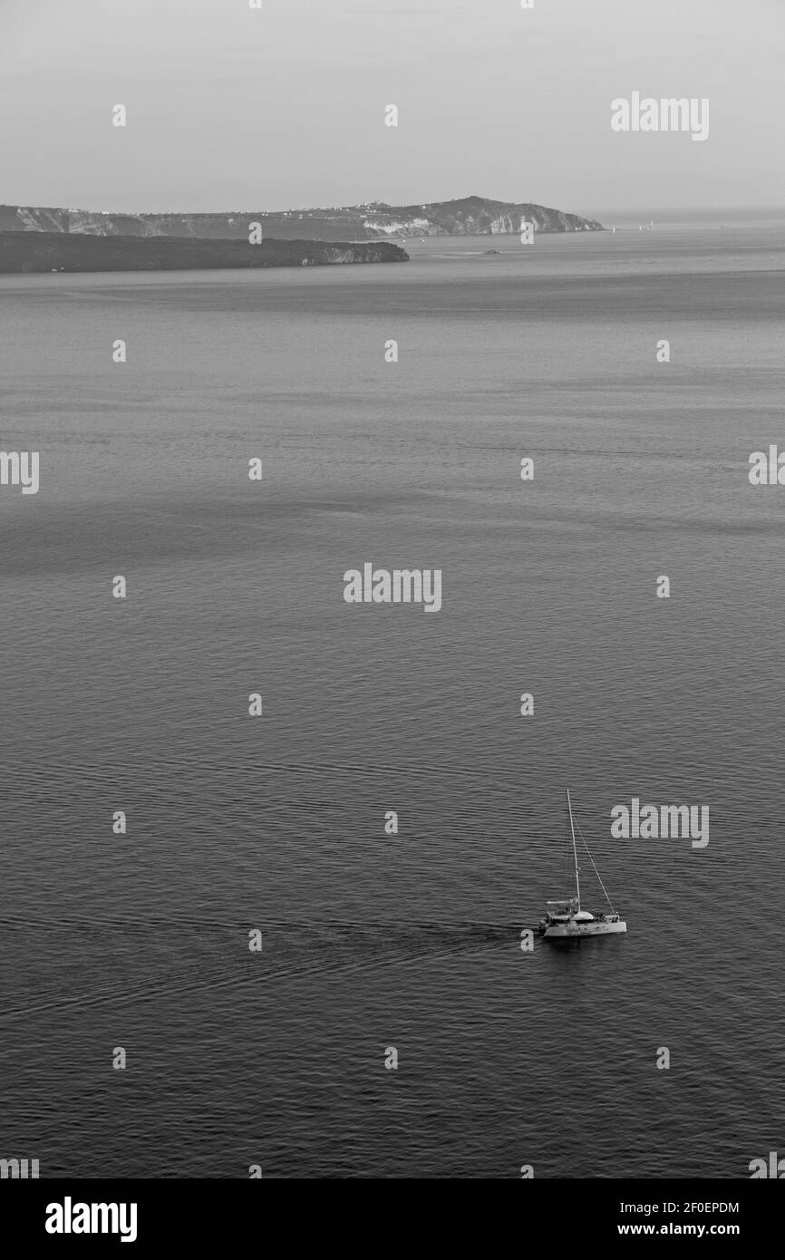 Colline et rochers sur la plage d'été en europe grèce île de santorin Banque D'Images