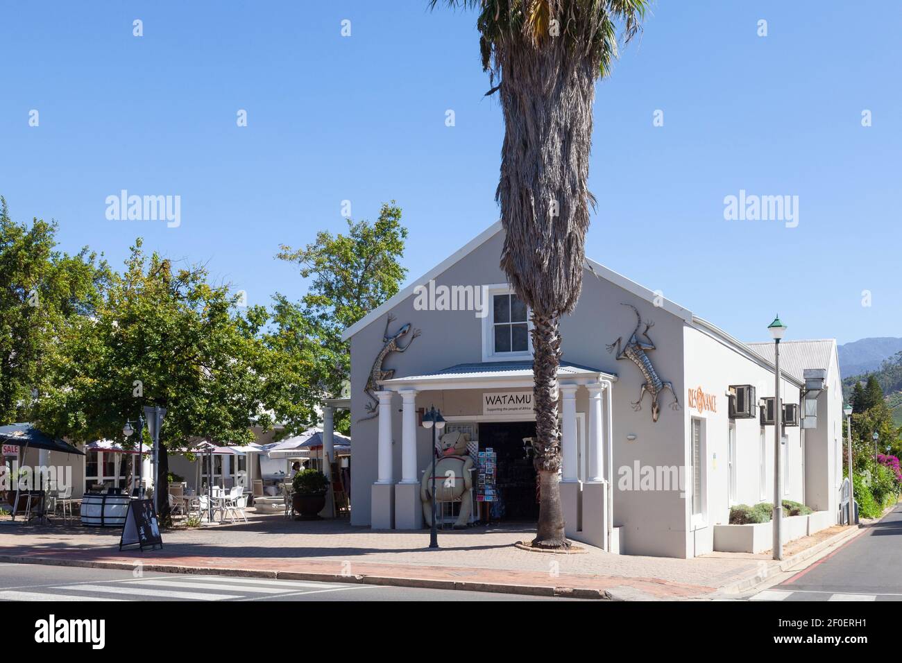 Salle d'exposition Watamu African Curio et place en plein air MCC pour le restaurant, Franschhoek, Western Cape Winelands, Western Cape, Afrique du Sud Banque D'Images