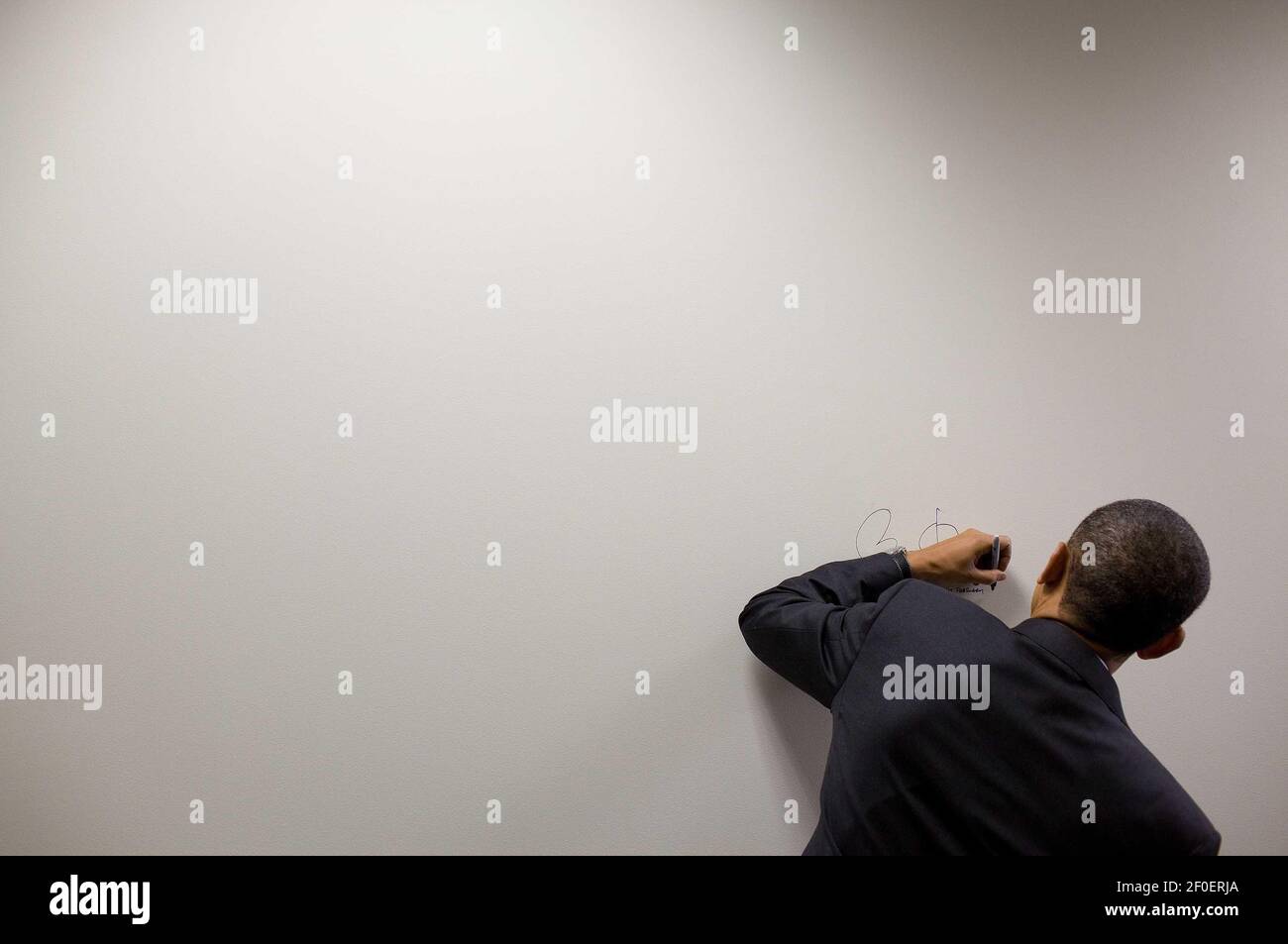 Le président Barack Obama signe un mur vierge lors d'une visite du siège de la section locale 26 de la Fraternité internationale des électriciens (IBEW) à Lanham, au Maryland, le 16 février 2010. Crédit photo: Pete Souza / Maison Blanche / Sipa Press cette photo officielle de la Maison Blanche est disponible uniquement pour publication par les organismes de presse et/ou pour impression personnelle par le(s) sujet(s) de la photographie. La photographie ne peut être manipulée d'aucune manière et ne peut pas être utilisée dans des documents commerciaux ou politiques, des publicités, des e-mails, des produits, des promotions qui, de quelque manière que ce soit, suggèrent l'approbation ou l'approbation du Banque D'Images