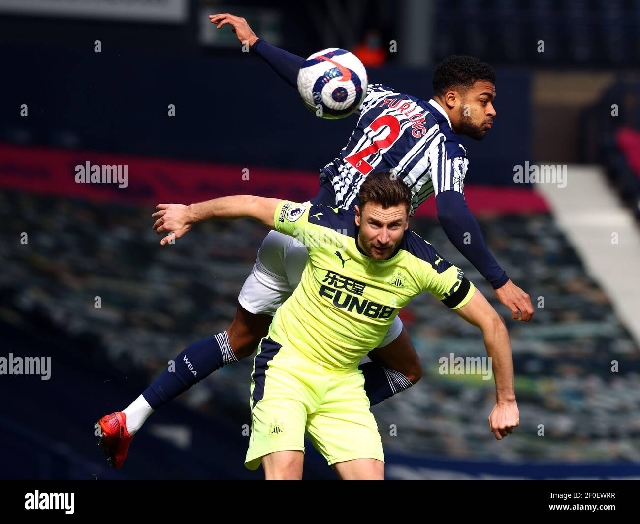 Darnell Furlong de West Bromwich Albion et Paul Dummett de Newcastle United se battent pour le ballon lors du match de la Premier League aux Hawthorns, West Bromwich. Date de la photo: Dimanche 7 mars 2021. Banque D'Images Darnell Furlong de West Bromwich Albion et Paul Dummett de Newcastle United se battent pour le ballon lors du match de la Premier League aux Hawthorns, West Bromwich. Date de la photo: Dimanche 7 mars 2021. Banque D'Images