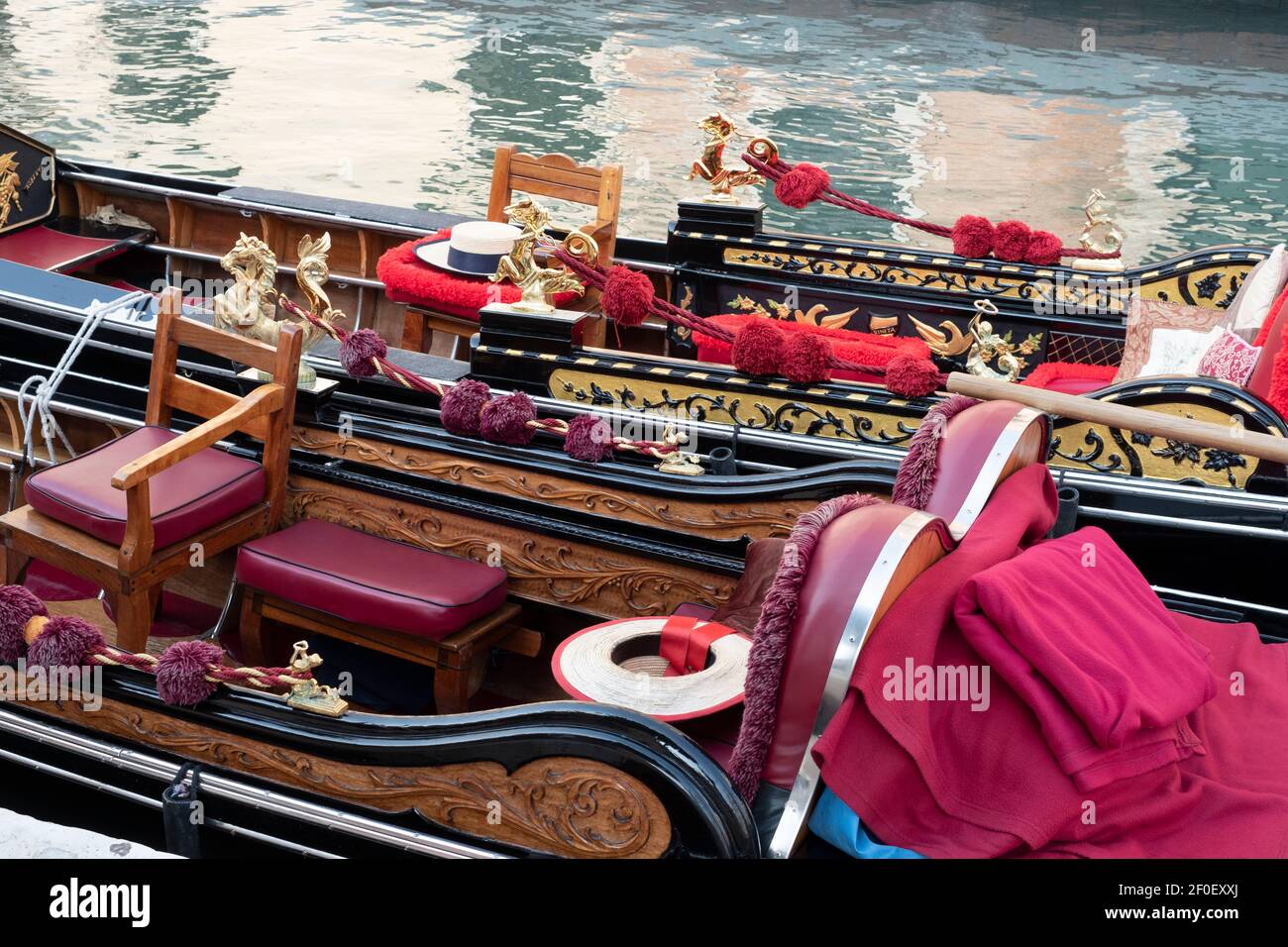 Venise, Italie. Détails intérieurs de la gondole sur un canal. Banque D'Images
