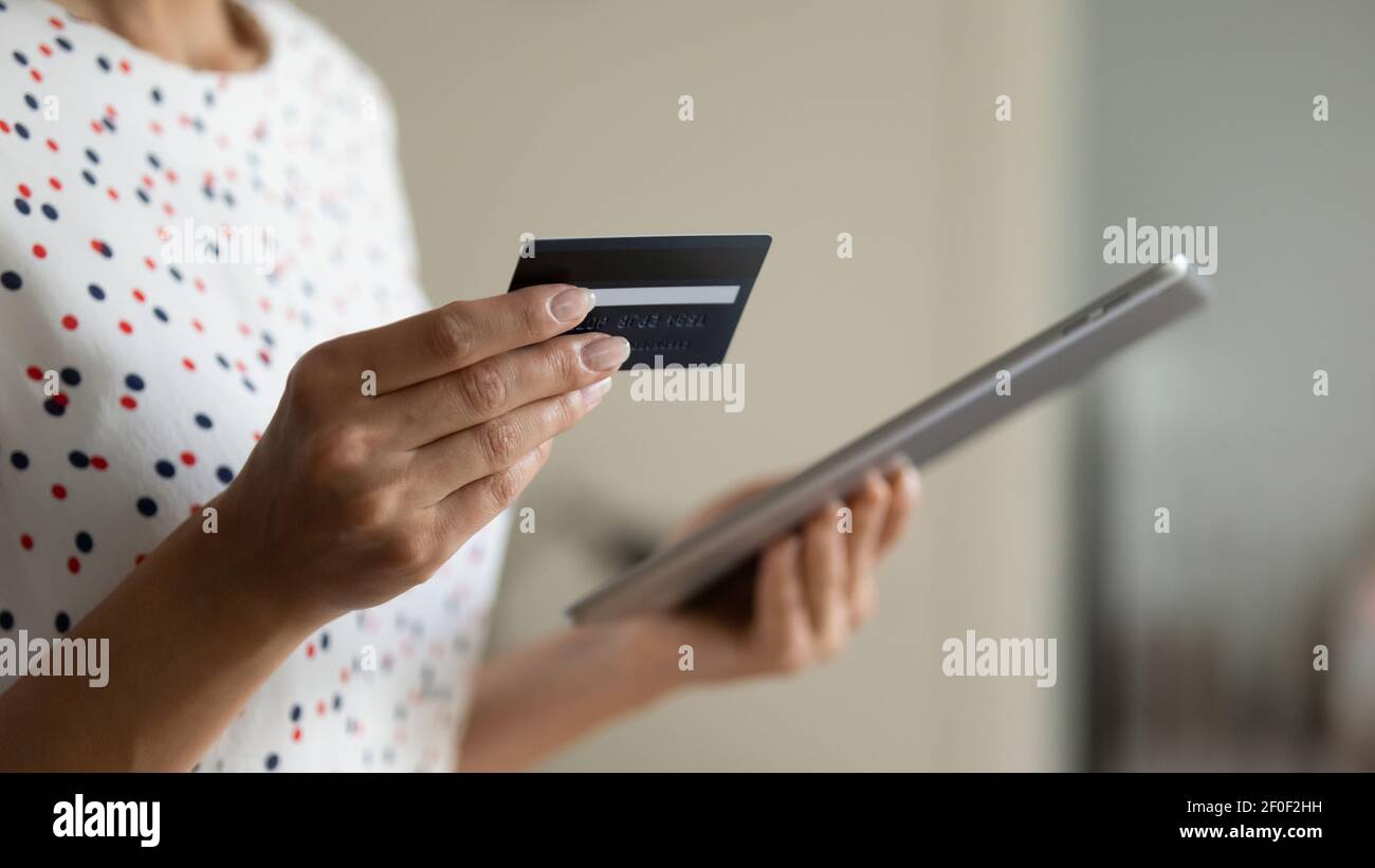 Les femmes tiennent les mains de la carte de crédit de tablette faisant l'achat sur Internet Banque D'Images