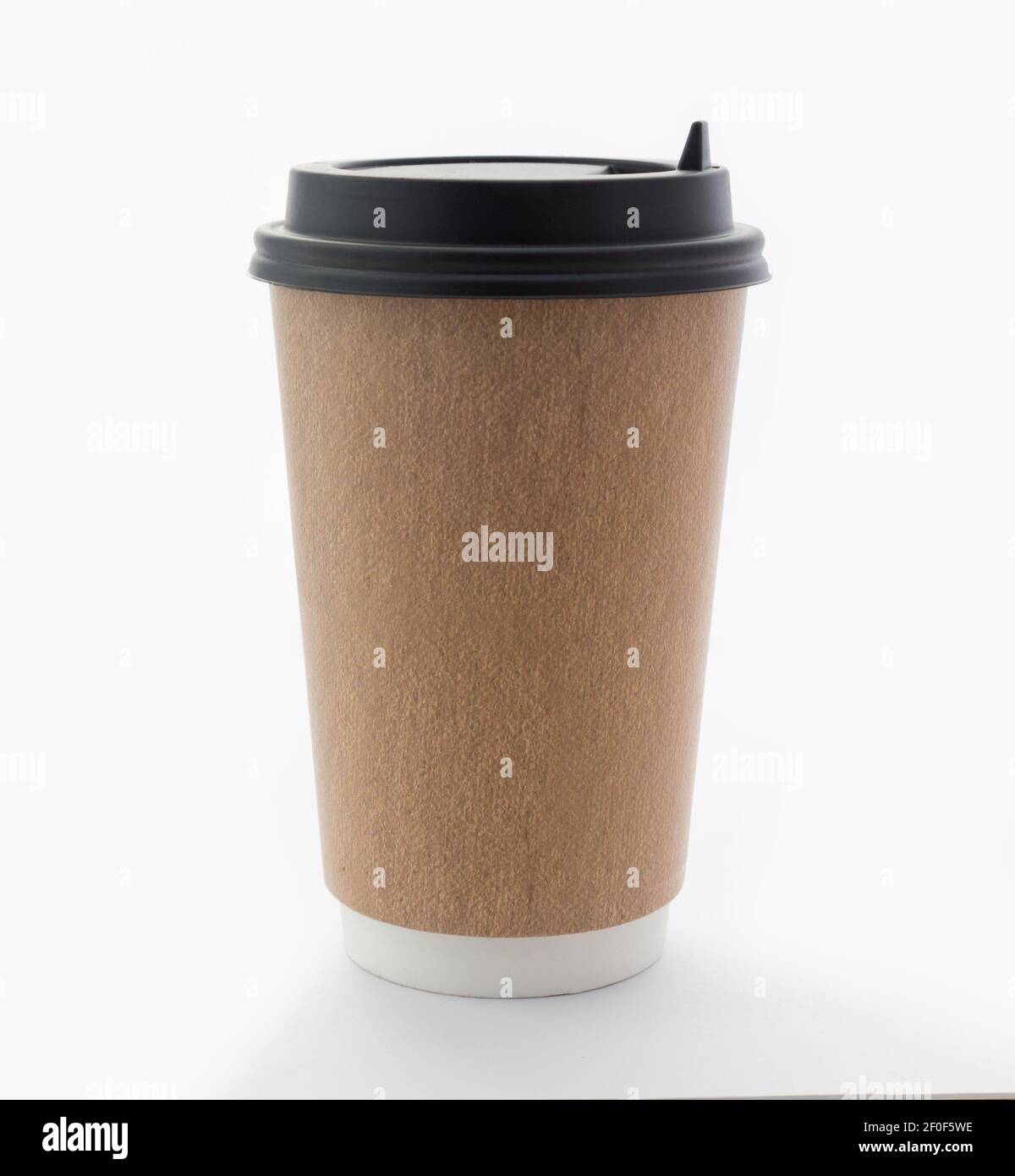 Tasse de papier à café isolée sur blanc Banque D'Images