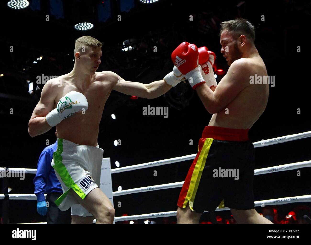 Kiev, Ukraine. 06e mars 2021. KIEV, UKRAINE - 6 MARS 2021 - le boxeur  ukrainien Daniel Lapin (L) et Beka Aduashvili, de Géorgie, se battent lors  du combat léger de poids lourds