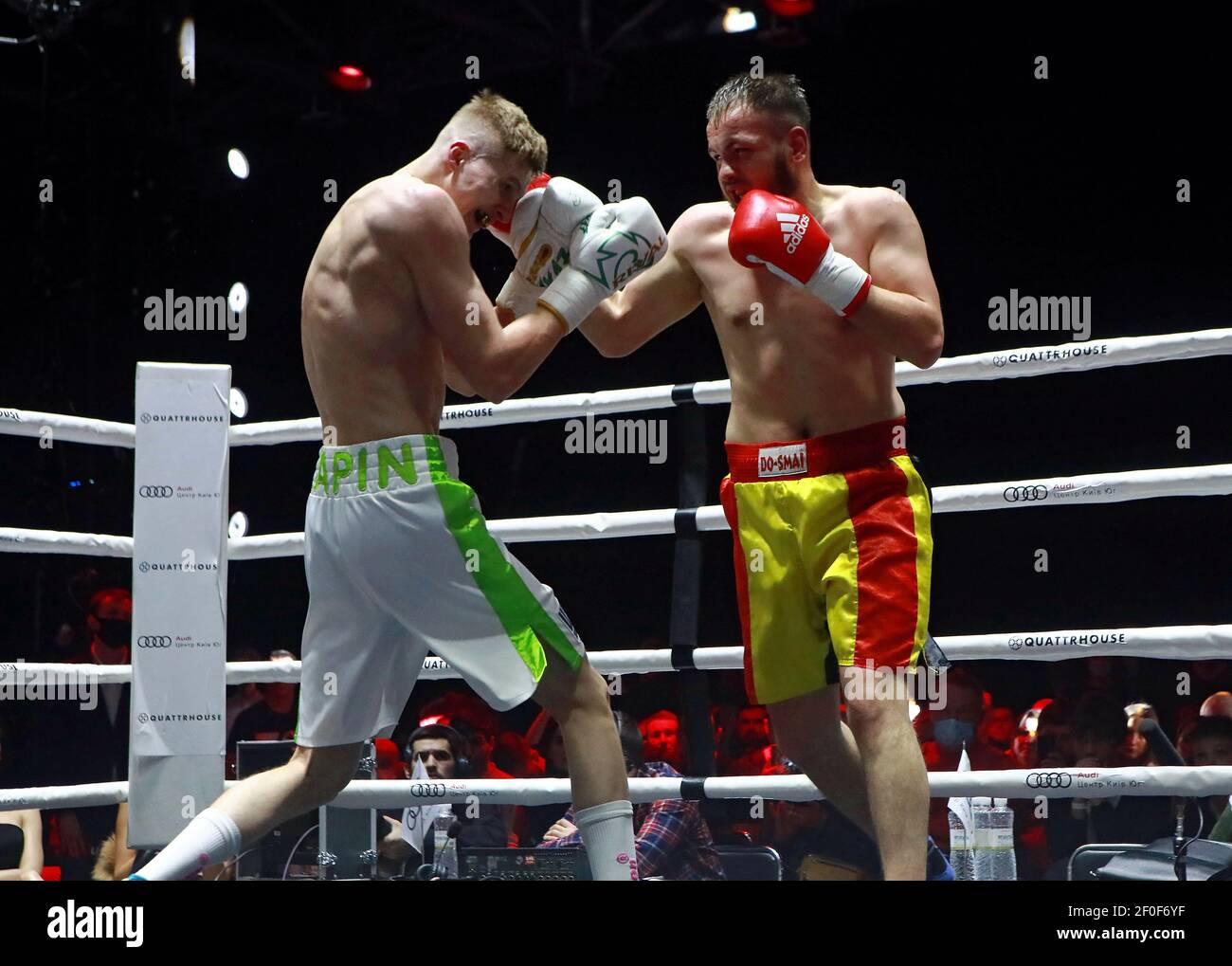 Kiev, Ukraine. 06e mars 2021. KIEV, UKRAINE - 6 MARS 2021 - le boxeur  ukrainien Daniel Lapin (L) et Beka Aduashvili, de Géorgie, se battent lors  du combat léger de poids lourds