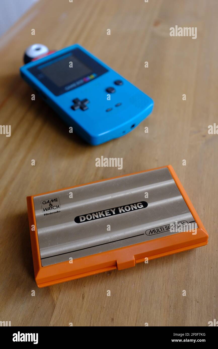 LONDRES - 6 MARS 2021: La console de jeu et de montre Nintendo 1982 Donkey Kong et 1998 Gameboy Color avec la caméra Gameboy. Banque D'Images LONDRES - 6 MARS 2021: La console de jeu et de montre Nintendo 1982 Donkey Kong et 1998 Gameboy Color avec la caméra Gameboy. Banque D'Images