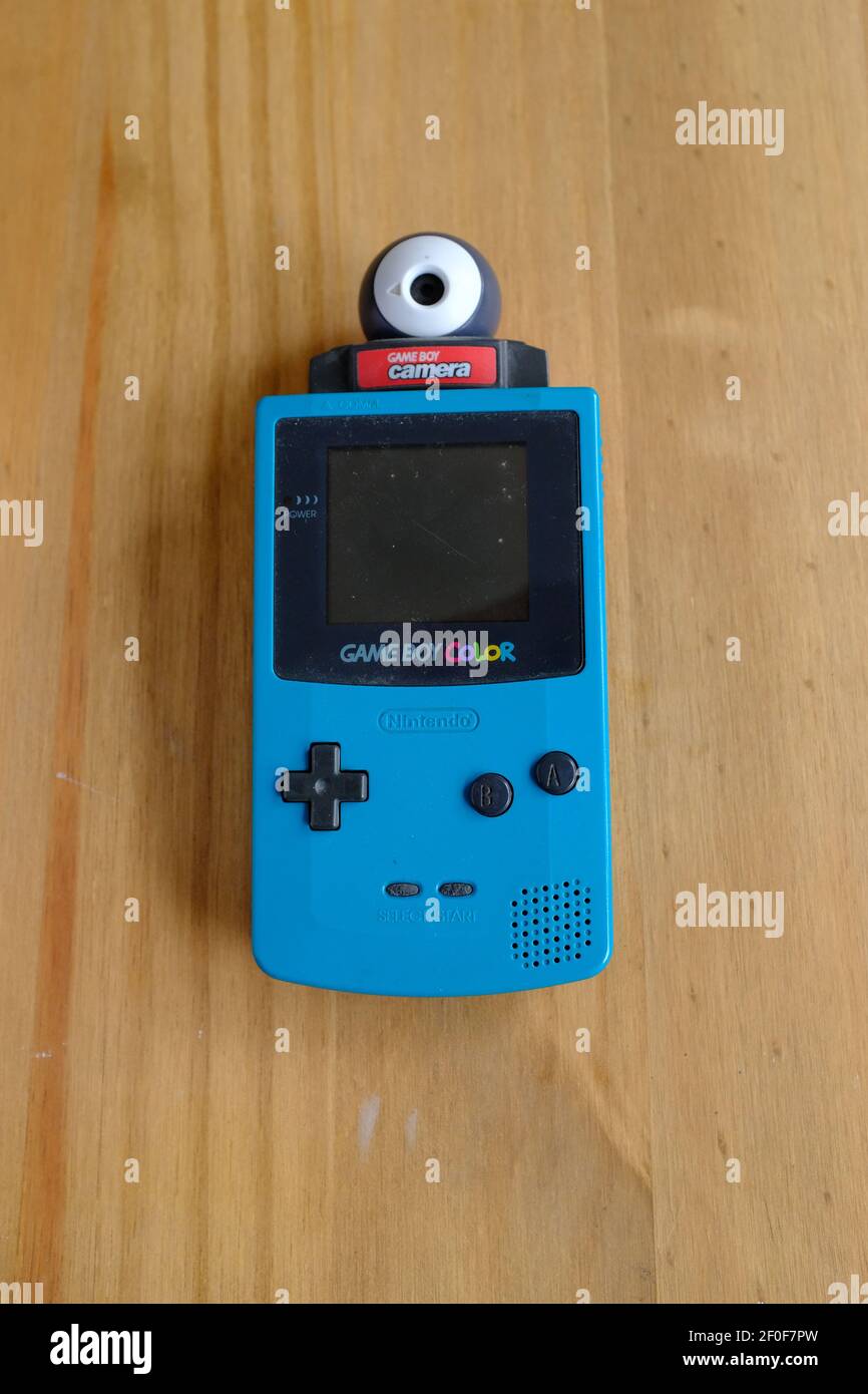 LONDRES - 6 MARS 2021 : la couleur Nintendo Gameboy 1998 avec la cartouche Game Boy Camera. Banque D'Images LONDRES - 6 MARS 2021 : la couleur Nintendo Gameboy 1998 avec la cartouche Game Boy Camera. Banque D'Images