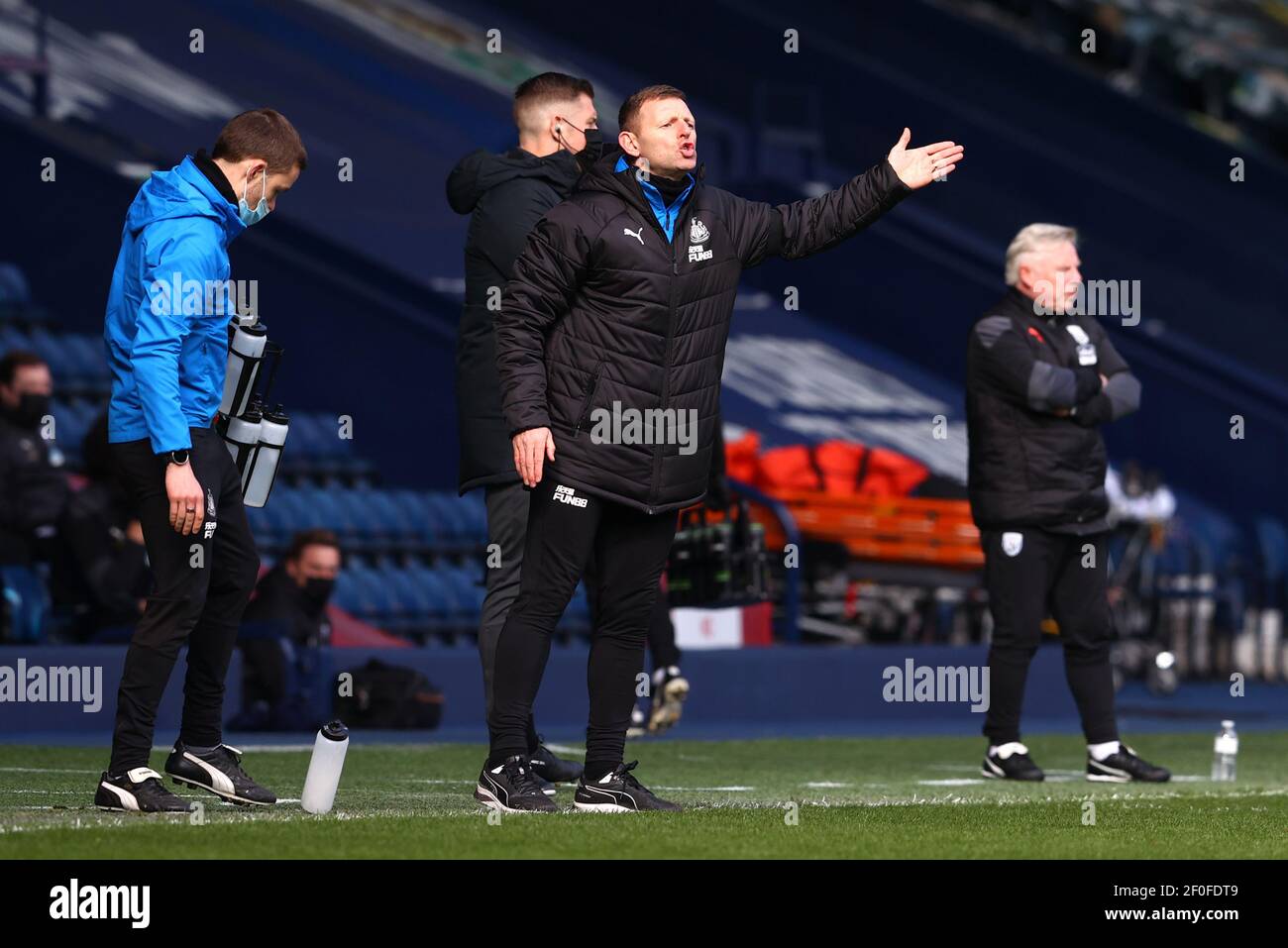Graeme Jones, assistant-gérant de Newcastle United, fait des gestes sur la ligne de contact lors du match de la Premier League à The Hawthorns, West Bromwich. Date de la photo: Dimanche 7 mars 2021. Banque D'Images Graeme Jones, assistant-gérant de Newcastle United, fait des gestes sur la ligne de contact lors du match de la Premier League à The Hawthorns, West Bromwich. Date de la photo: Dimanche 7 mars 2021. Banque D'Images