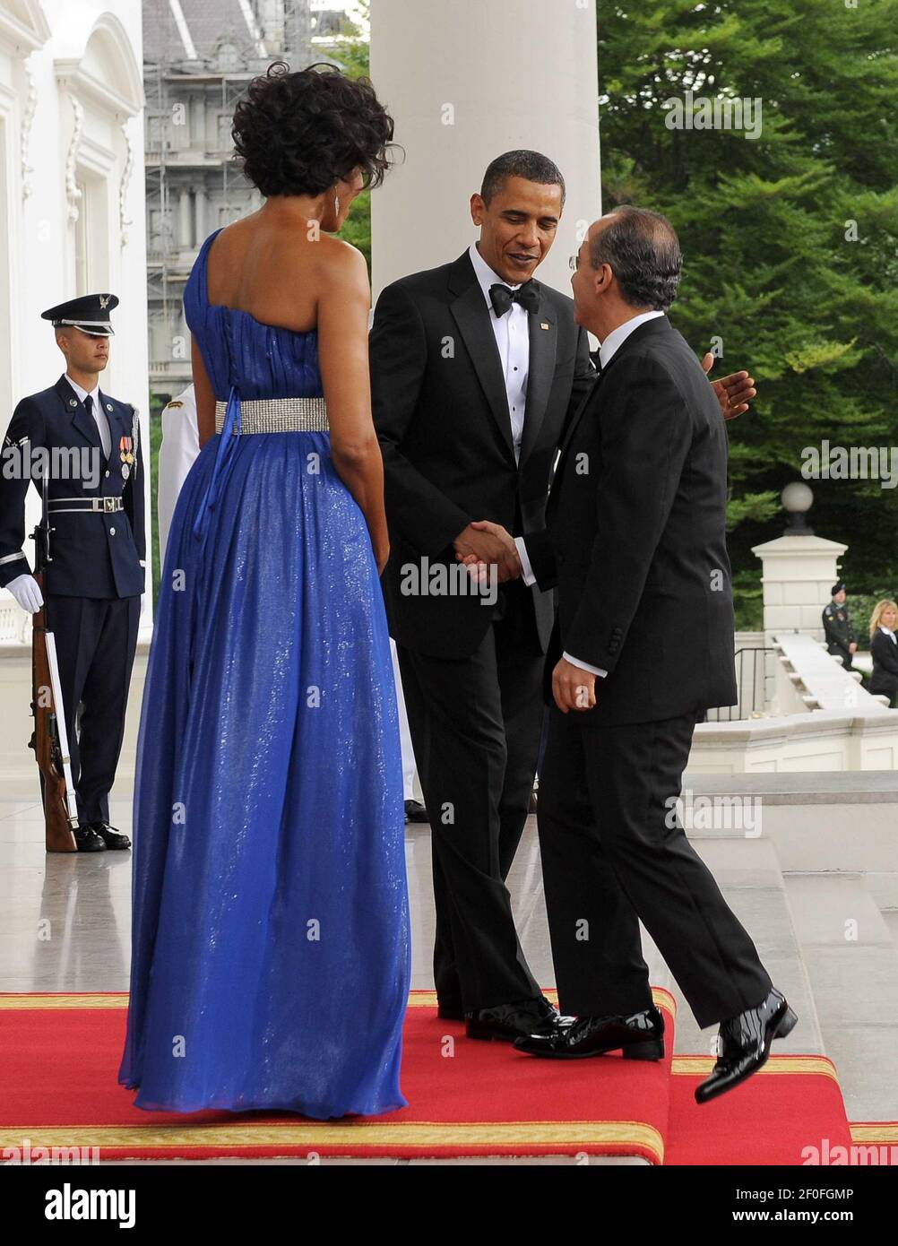 19 mai 2010 - Washington, D.C.- le président américain Barack Obama serre la main avec le président mexicain Felipe Calderon tandis que la première dame Michelle Obama regarde les Obamas accueillir Calderon et la première dame mexicaine Margarita Zavala sur le Portico nord de la Maison Blanche pour un dîner d'État à Washington le 19 mai 2010. Photo: Roger L. Wollenberg/Pool/Sipa Press/1005201553 Banque D'Images