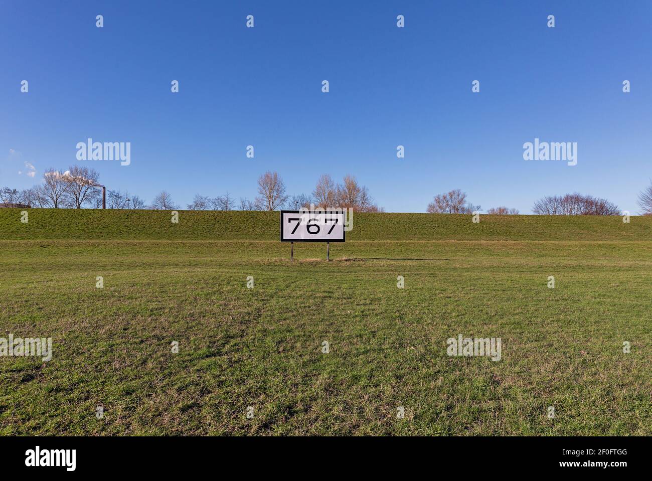Krefeld - vue sur le Rhin Dyke à proximité de Saint Matthias, où le panneau naval indique le 767 kilomètre de Konstanz et se termine au 1032 Hoek van Holl Banque D'Images