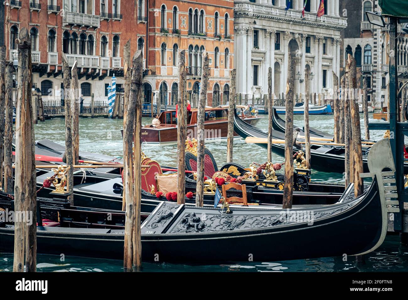Venise, Italie. Télécabine sur le grand canal, amarré à des poteaux en bois traditionnels Banque D'Images