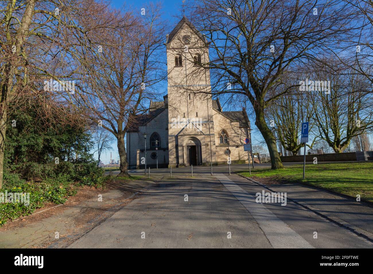 Krefeld - vue sur le devant de Saint Matthias, l'église catholique romaine de Saint Matthias, construite dans le style néo-gothique, est située à Hohenbudberg am Rhein, Banque D'Images
