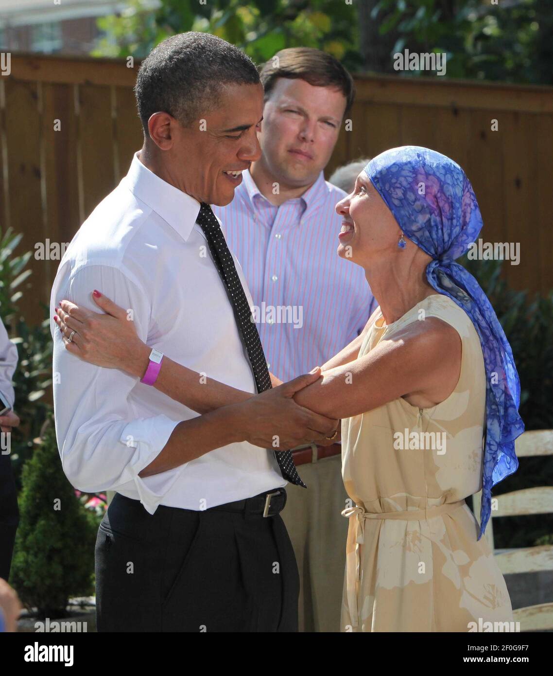 22 septembre 2010 - Falls Church, Virginie - le président Barack Obama s'entretient avec Gail O'Brian du New Hampshire qui reçoit un traitement contre le cancer . Le président Obama faisait la promotion du régime de soins de santé avec un groupe dans l'arrière-cour de la maison de Paul et Frances Brayshaw. Crédit photo: Dennis Brack/Pool/Sipa Press/1009222130 Banque D'Images