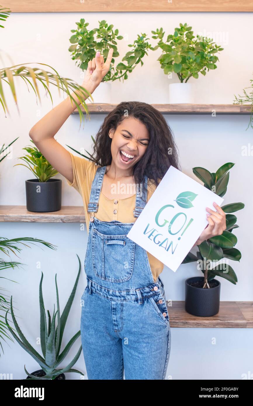 Femme émotive avec étiquette montrant le geste de liberté Banque D'Images