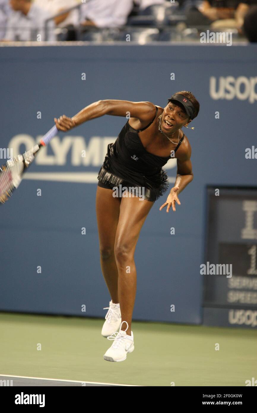 Venus Williams des États-Unis en action contre Roberta Vinci de l'Italie lors du premier tour de l'US Open à Flushing Meadow, New York. Banque D'Images