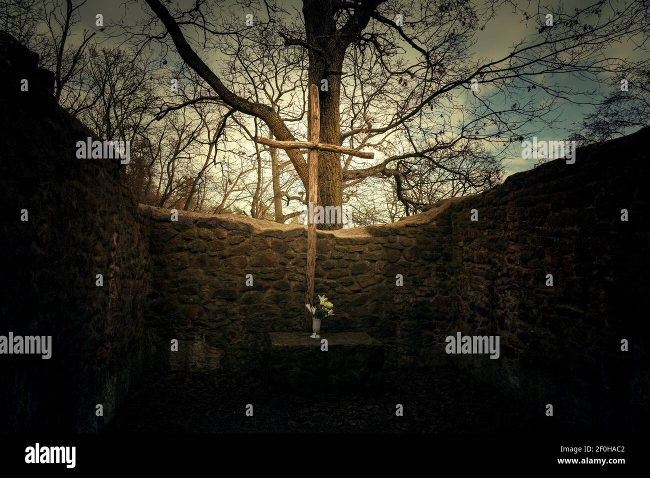 Croix en bois magique crucifix dans la ruine du monastère de Pauline sur le Sentier de randonnée hongrois près de Badacsony Banque D'Images