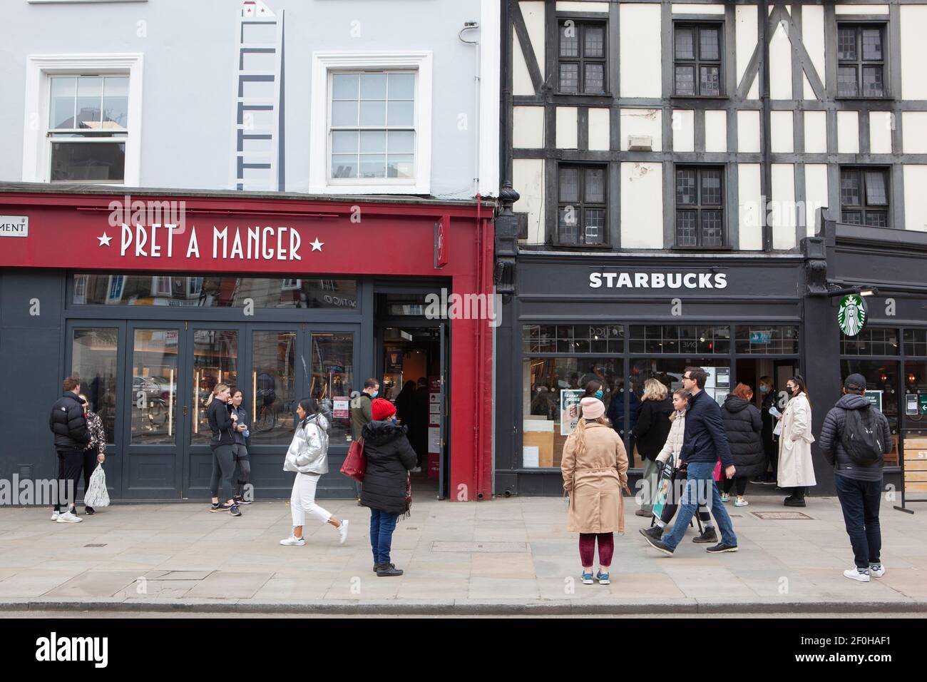 Londres, Royaume-Uni, 7 mars 2021 : les gens forment des files d'attente socialement distancées à PRET a Manger et Starbucks sur Clapham High Street. Bien que le centre de Londres soit largement déserté, les rues hautes de la banlieue sont assez occupées malgré les conseils de confinement pour ne quitter la maison que pour faire de l'exercice. Anna Watson/Alay Live News Banque D'Images