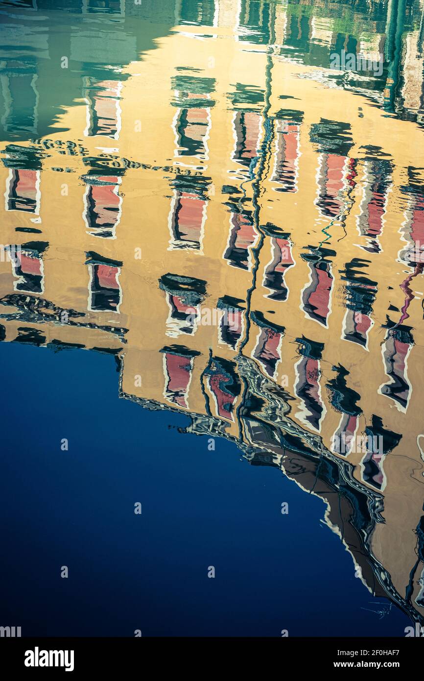 Venise, Italie. Réflexion des accumulations dans l'eau du canal Banque D'Images