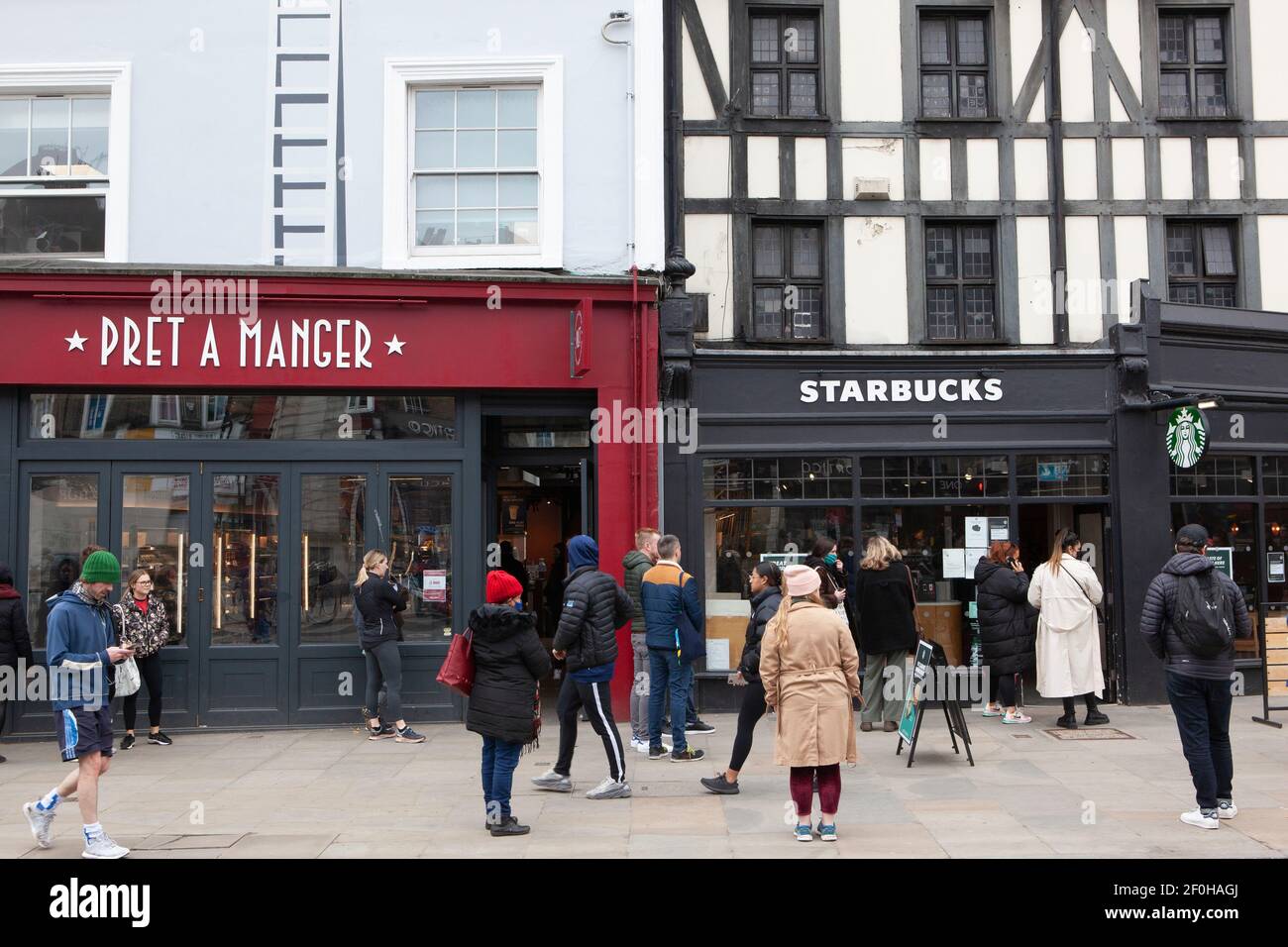 Londres, Royaume-Uni, 7 mars 2021 : les gens forment des files d'attente socialement distancées à PRET a Manger et Starbucks sur Clapham High Street. Bien que le centre de Londres soit largement déserté, les rues hautes de la banlieue sont assez occupées malgré les conseils de confinement pour ne quitter la maison que pour faire de l'exercice. Anna Watson/Alay Live News Banque D'Images