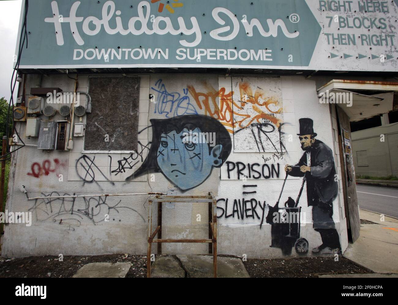 31 mai 2010 - Nouvelle-Orléans, Louisiane - Banksy Street graffiti de Lincoln comme un vagabond sans-abri dans le centre-ville de la Nouvelle-Orléans. Le bâtiment a depuis été démoli. Il est impossible de savoir si une partie de la plaque a été enregistrée. Banksy a visité la ville en 2008. (Photo de Charlie Varley/Sipa USA) Banque D'Images