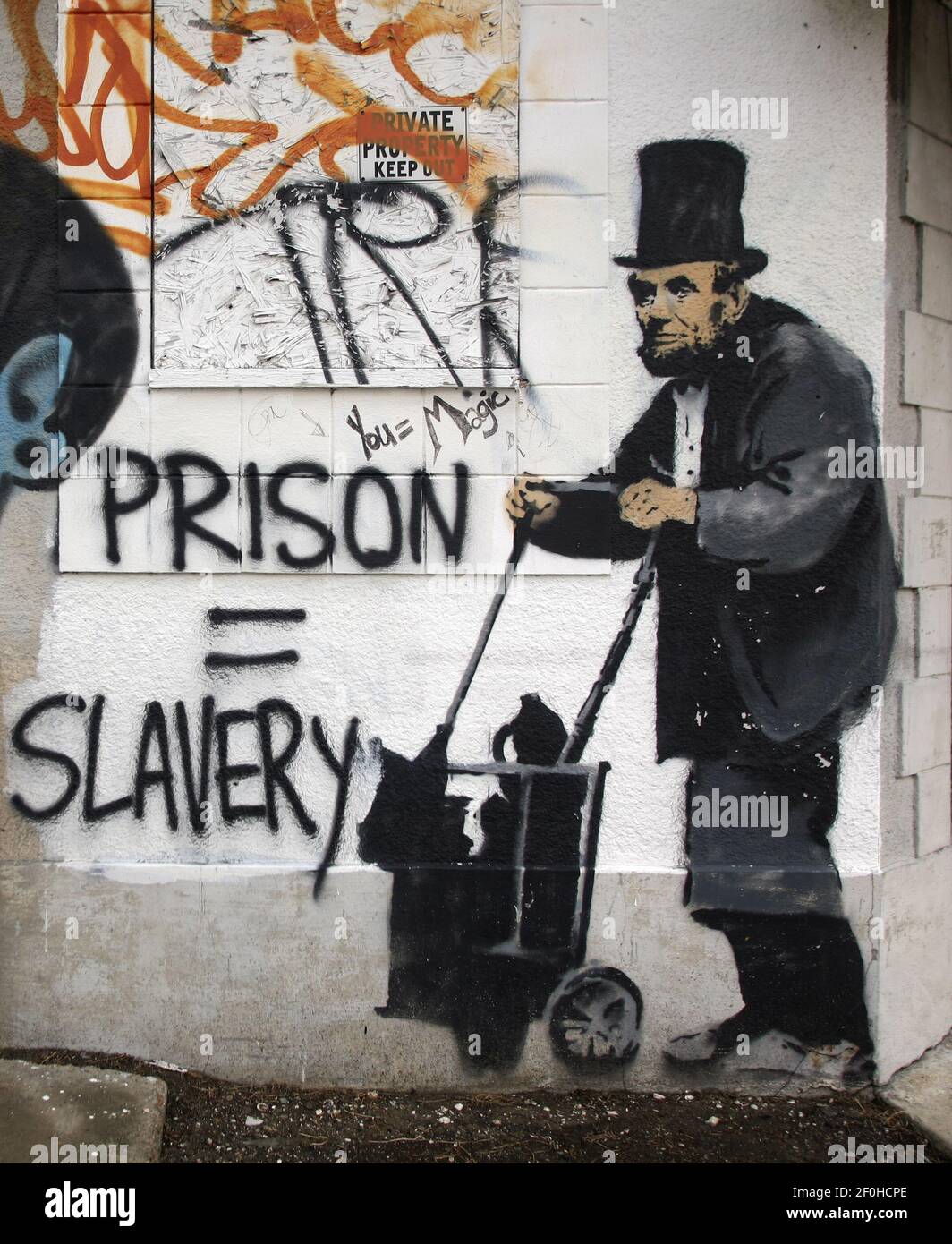 31 mai 2010 - Nouvelle-Orléans, Louisiane - Banksy Street graffiti de Lincoln comme un vagabond sans-abri dans le centre-ville de la Nouvelle-Orléans. Le bâtiment a depuis été démoli. Il est impossible de savoir si une partie de la plaque a été enregistrée. Banksy a visité la Nouvelle-Orléans en 2008. (Photo de Charlie Varley/Sipa USA) Banque D'Images