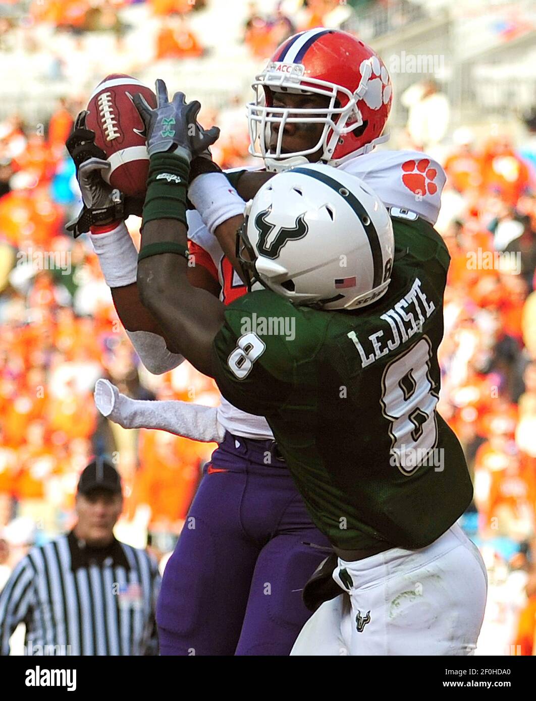 Clemson Tight End Brandon Ford attrape une passe de touchdown alors que la sécurité du sud de la Floride Jon Lejiste (8) tente de briser la passe tard dans le quatrième quart du Meineke car Care Bowl au stade Bank of America à Charlotte, Caroline du Nord, le vendredi 31 décembre 2010. La Floride du Sud a vaincu Clemson 31-26. (Photo de Jeff Siner/Charlotte observer/MCT/Sipa USA) Banque D'Images