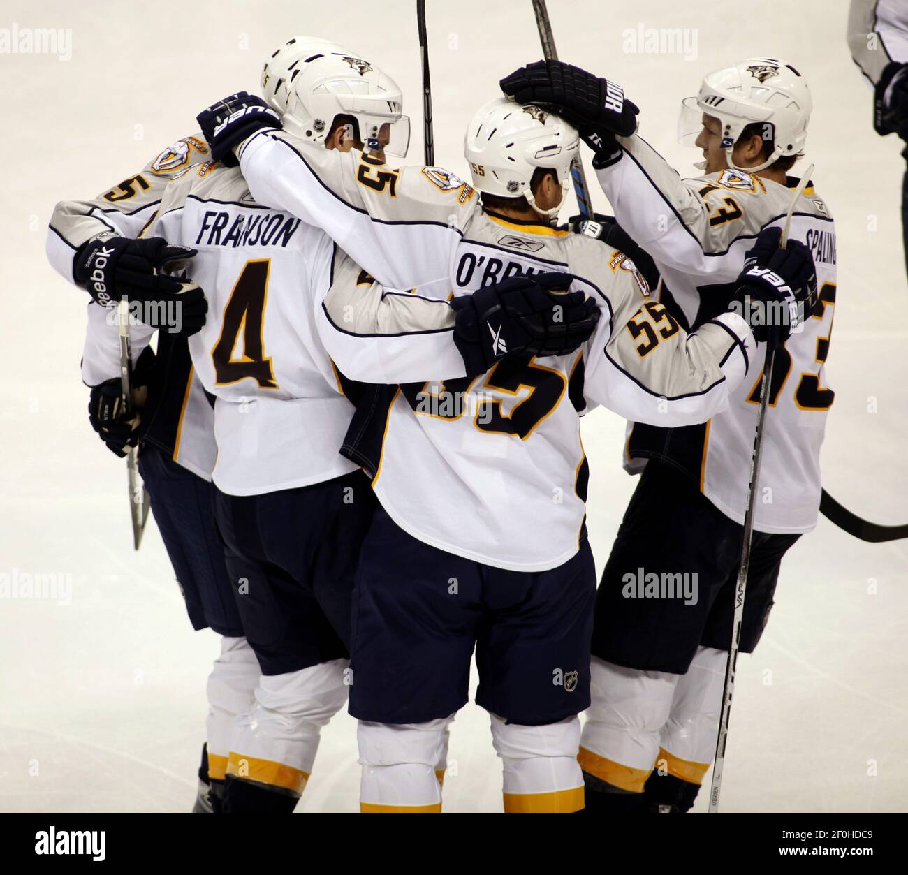 The Nashville Predators' Cody Franson (4) a célébré avec ses coéquipiers Shane O' Brien (56), Nick Spaling (13) et Jerred Smithson (15), après avoir marqué contre le Minnesota Wild pendant la première période au Xcel Energy Center de St. Paul, Minnesota, le vendredi 31 décembre 2010. Les prédateurs ont vaincu la sauvage, 4-1. (Photo de Joel Koyama/Minneapolis Star Tribune/MCT/Sipa USA) Banque D'Images