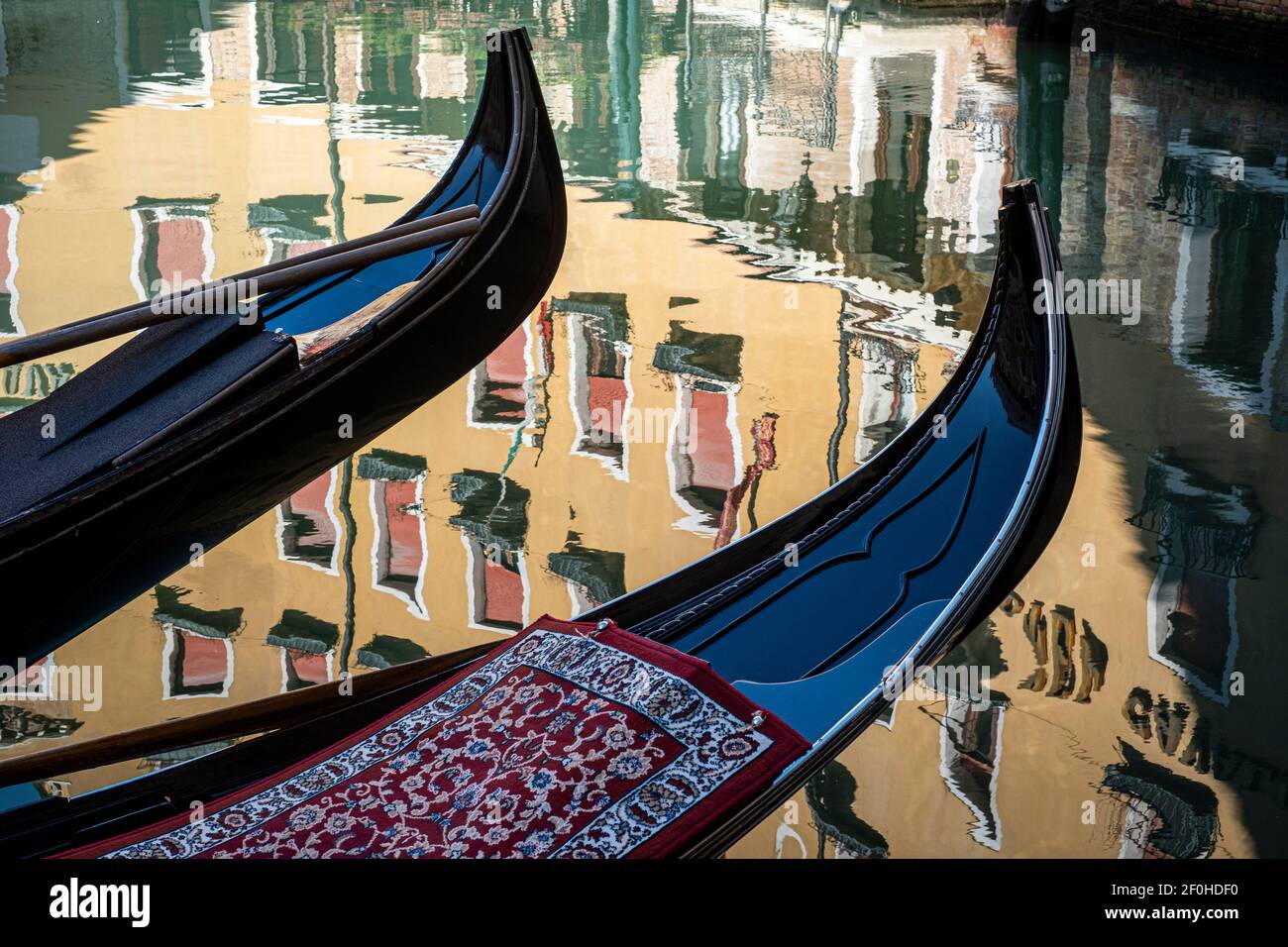 Venise, Italie. Gondole sur un canal avec reflet des bâtiments dans l'eau du canal Banque D'Images