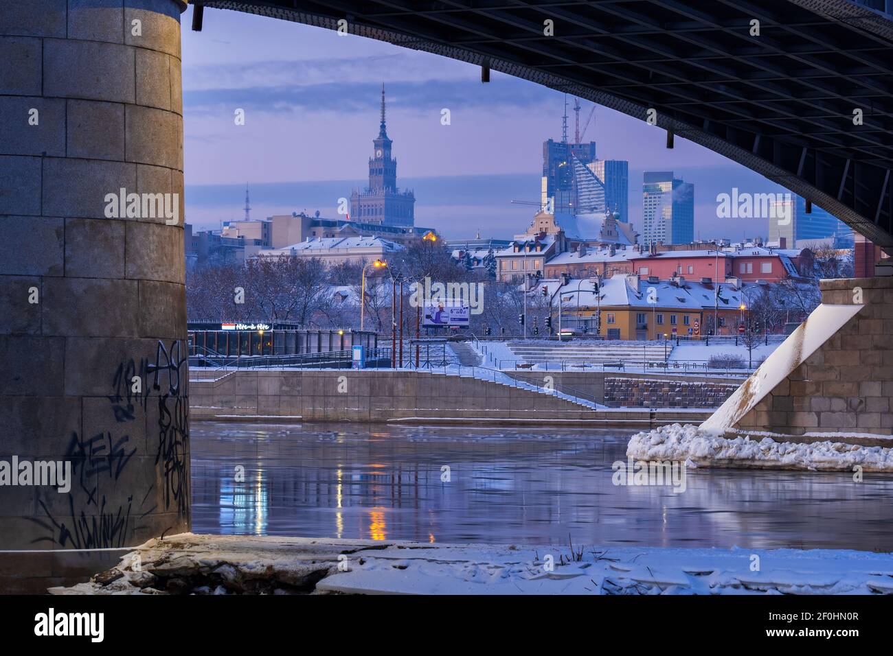 Vue sur le centre-ville de Varsovie depuis le pont, vue sur la rivière d'hiver de la capitale de la Pologne Banque D'Images