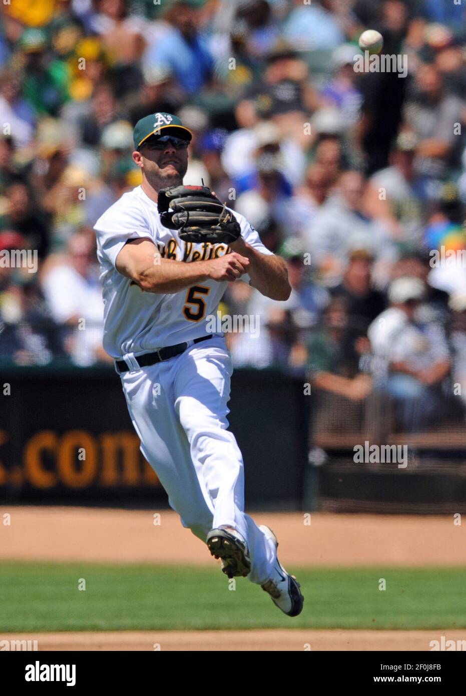 Oakland Athletics le troisième baseman Kevin Kouzmanoff (5) jette les Texas Rangers Josh Hamilton (32) à la première base dans le quatrième repas de leur match le dimanche 8 août 2010, au Oakland-Alameda County Coliseum à Oakland, Californie. Oakland défait le Texas, 3-2. (Photo de Jose Carlos Fajardo/Contra Costa Times/MCT/Sipa USA) Banque D'Images