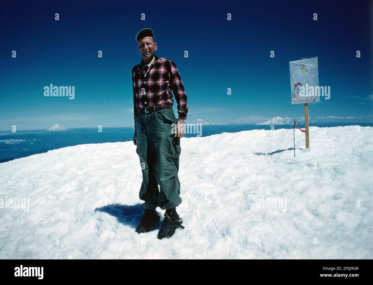 Slide / Reversal film d'un homme au-dessus d'une montagne enneigée. Cette mesure a été prise en juillet 1960. Banque D'Images