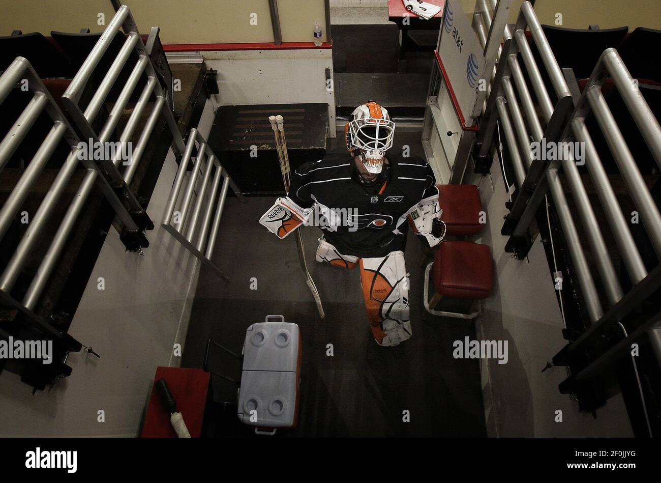 Le gardien de but des Philadelphia Flyers Michael Leighton quitte la glace après l'entraînement de l'équipe au United Center à Chicago, Illinois, le vendredi 28 mai 2010, En préparation de la série finale de la coupe Stanley entre les Flyers et les Blackhawks de Chicago. (Photo de David Maialetti Philadelphia Daily News/MCT/Sipa USA) Banque D'Images