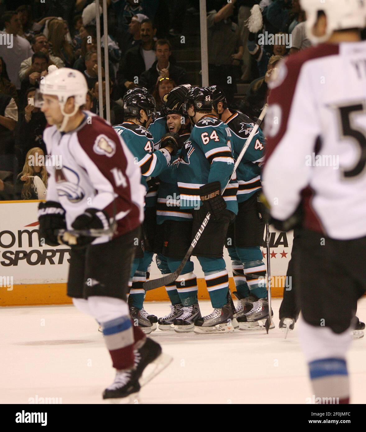 Les requins de San Jose célèbrent un but de Scott Nichol contre Colorado Avalanche dans la deuxième période du deuxième match de la série de quarterfinal de la Conférence de l'Ouest au HP Pavilion à San Jose, Californie, le vendredi 16 avril 2010. (Photo de Josie Lepe/San Jose Mercury News/MCT/Sipa USA) Banque D'Images