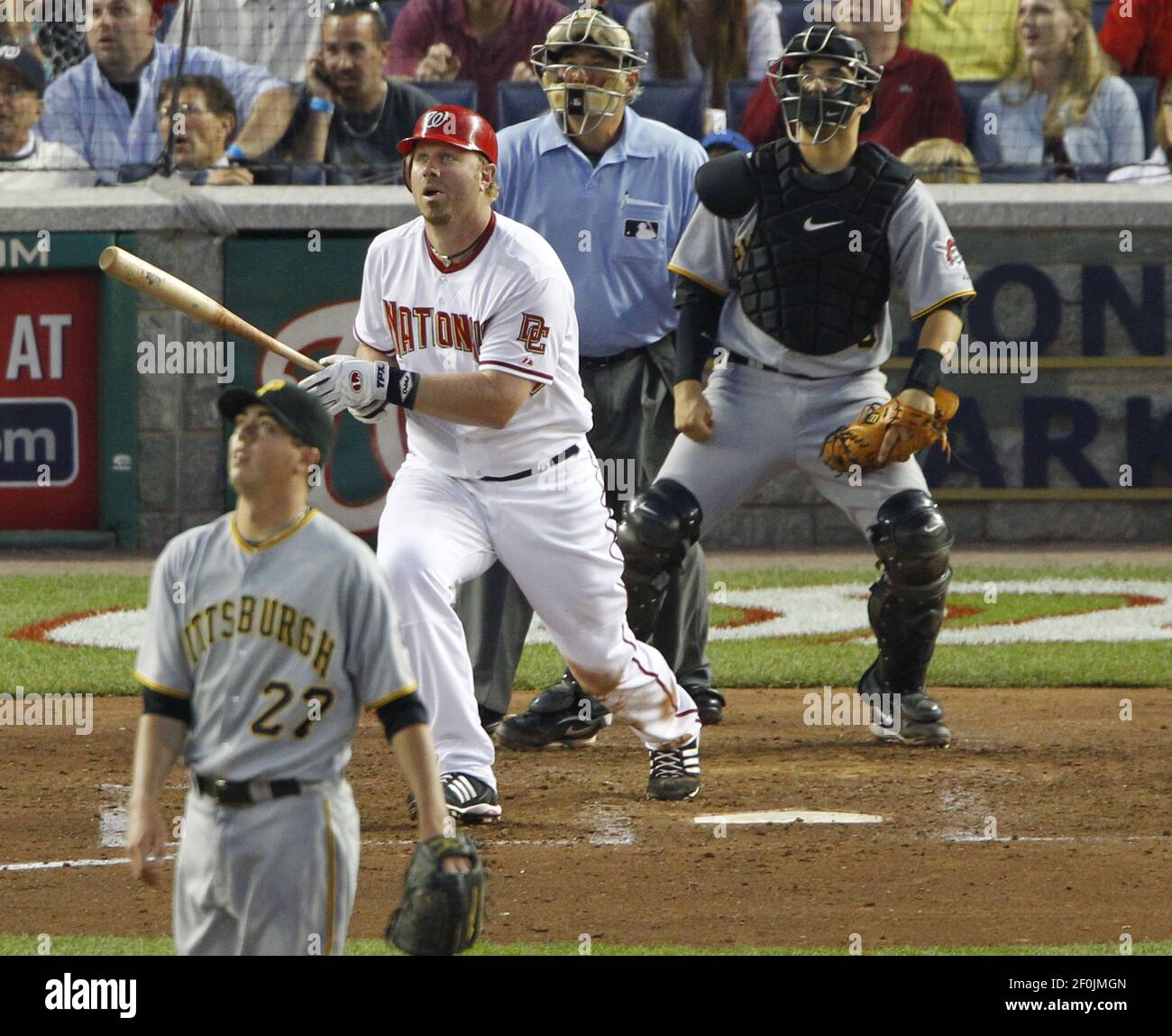 Les Washington Nationals' Adam Dunn, au centre à gauche, regarde ses deux-run à domicile quitter le terrain, avec le pichet de Pittsburgh Pirates Jeff Karstens (27) et le attrape Jason Jaramillo, dans le sixième repas au National Park à Washington, D.C., le mardi 8 juin 2010. (Photo de Harry E. Walker/MCT/Sipa USA) Banque D'Images
