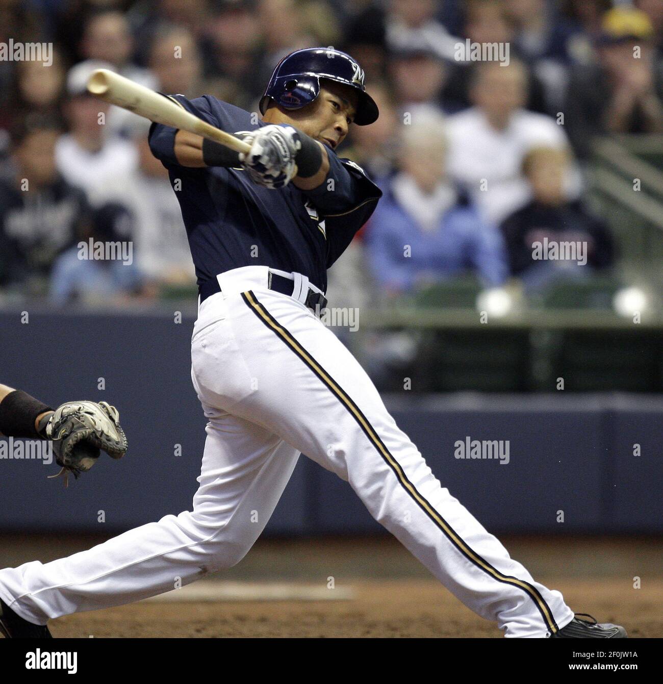 The Milwaukee Brewers' Jody Gerut regarde son RBI à pincement double contre les Colorado Rockies dans le sixième repas au Miller Park à Milwaukee, Wisconsin, le mercredi 7 avril 2010. Les brasseurs ont ensuite surpassé les Rocheuses, de 5 à 4. (Photo de Tom Lynn/Milwaukee Journal Sentinel/MCT/Sipa USA) Banque D'Images