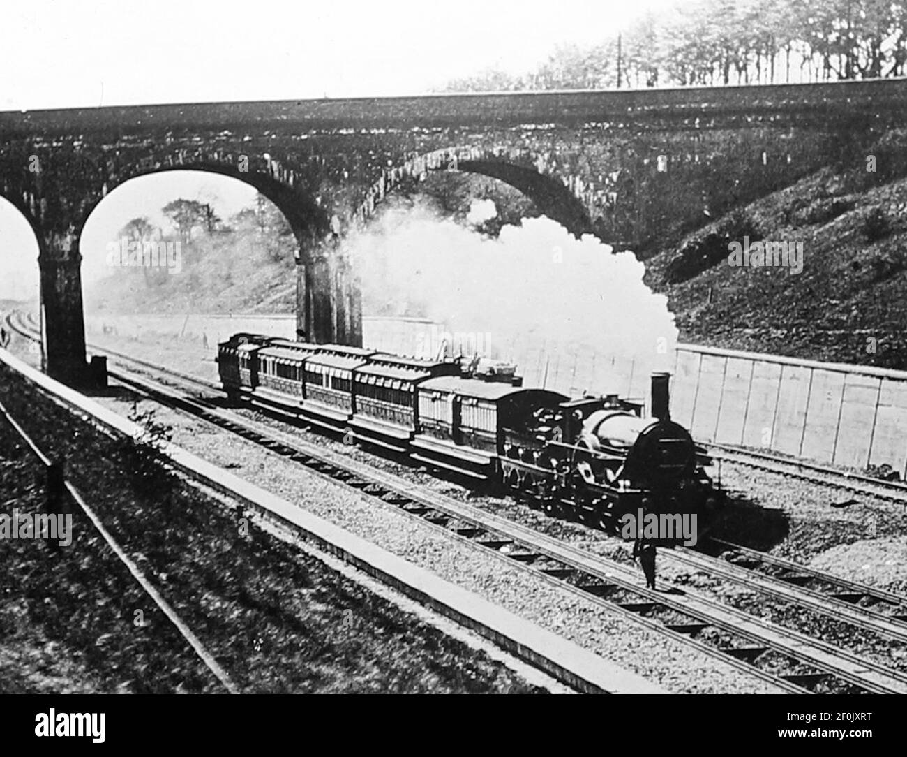 Un train à voie large sur le GWR dans la vallée de la Tamise, époque victorienne Banque D'Images
