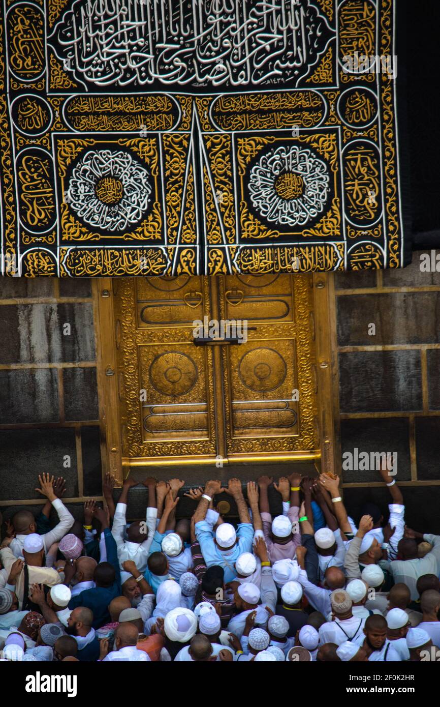 La porte de la Kaaba - Multazam. Pèlerins musulmans en mouvement devant la  porte de la sainte Kaaba Photo Stock - Alamy