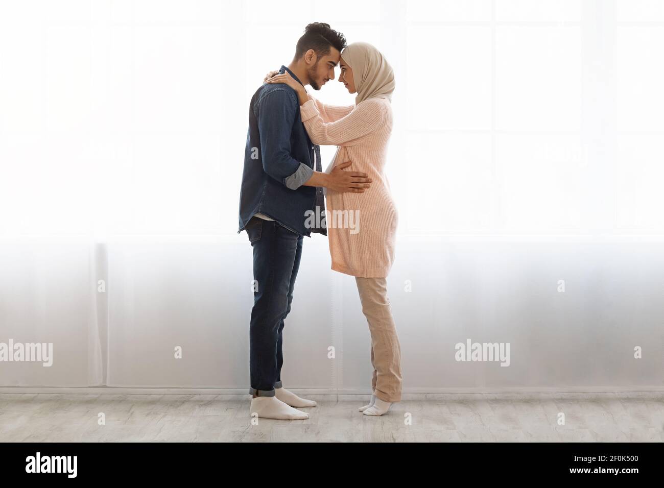 Les Conjoints Musulmans Romantiques Attendent Que Bebe Se Tient Debout Contre La Fenetre A Accueil Photo Stock Alamy
