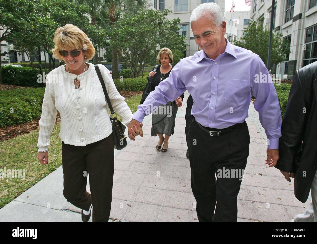 Après avoir vu leur fille Casey Anthony au cours d'une audience, ses parents, Cindy, sont partis, et George Anthony quittent le palais de justice en main, le jeudi 18 mars 2010, à Orlando, Floride. Les avocats de Casey Anthony&apos ont expliqué pourquoi l'État devrait contribuer à payer une partie de ses dépenses de défense. (Photo de Red Huber/Orlando Sentinel/MCT/Sipa USA) Banque D'Images