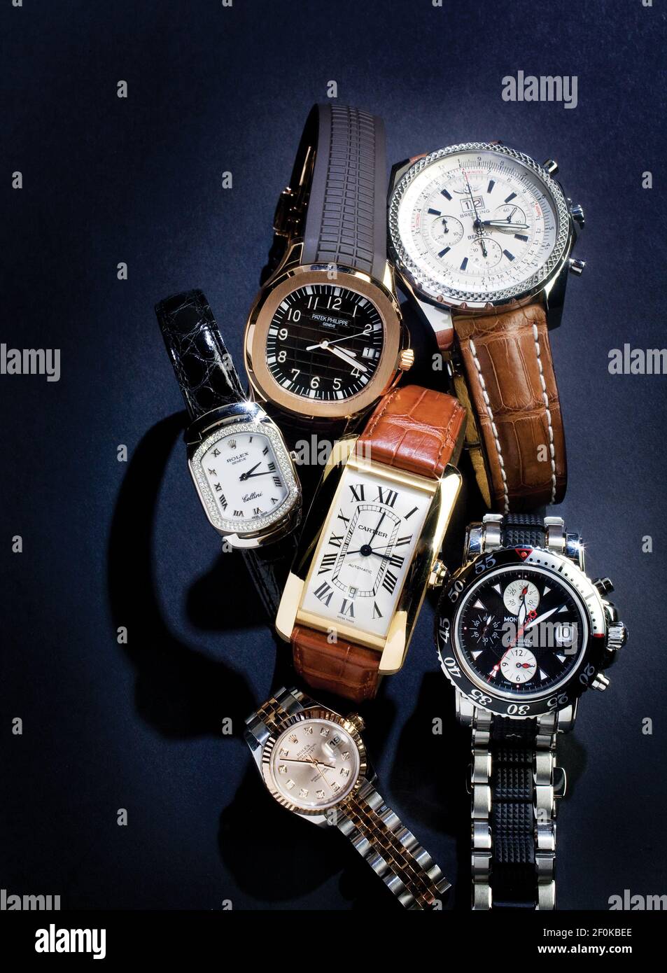 En haut à gauche, l'horlogerie Aquanaut de Patek Philippe&apos, d'or rose,  avec un cadran et une lanière marron chocolat (28,300 $), se place dans un  réservoir Cartier d'or classique (6,775 $). En