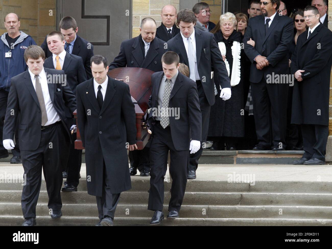 Le cercueil est réalisé dans la chapelle Sainte-Rita de Cascia à Chicago, Illinois, le lundi 1er mars 2010, après les funérailles de l'Aube Therese Brancheau de SeaWorld&apos, qui a été tué le 24 février par la baleine d'orque Tilikum. (Photo de Michael Tercha/Chicago/Tribune/MCT/Sipa USA) Banque D'Images
