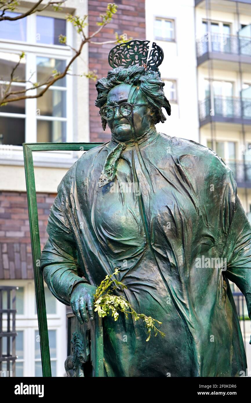 Statue de Johanna EY, connue sous le nom de « Mother EY » (1864 – 1947). Elle était marchand d'art en Allemagne dans les années 1920. Sculpture de Bert Gerresheim. Banque D'Images