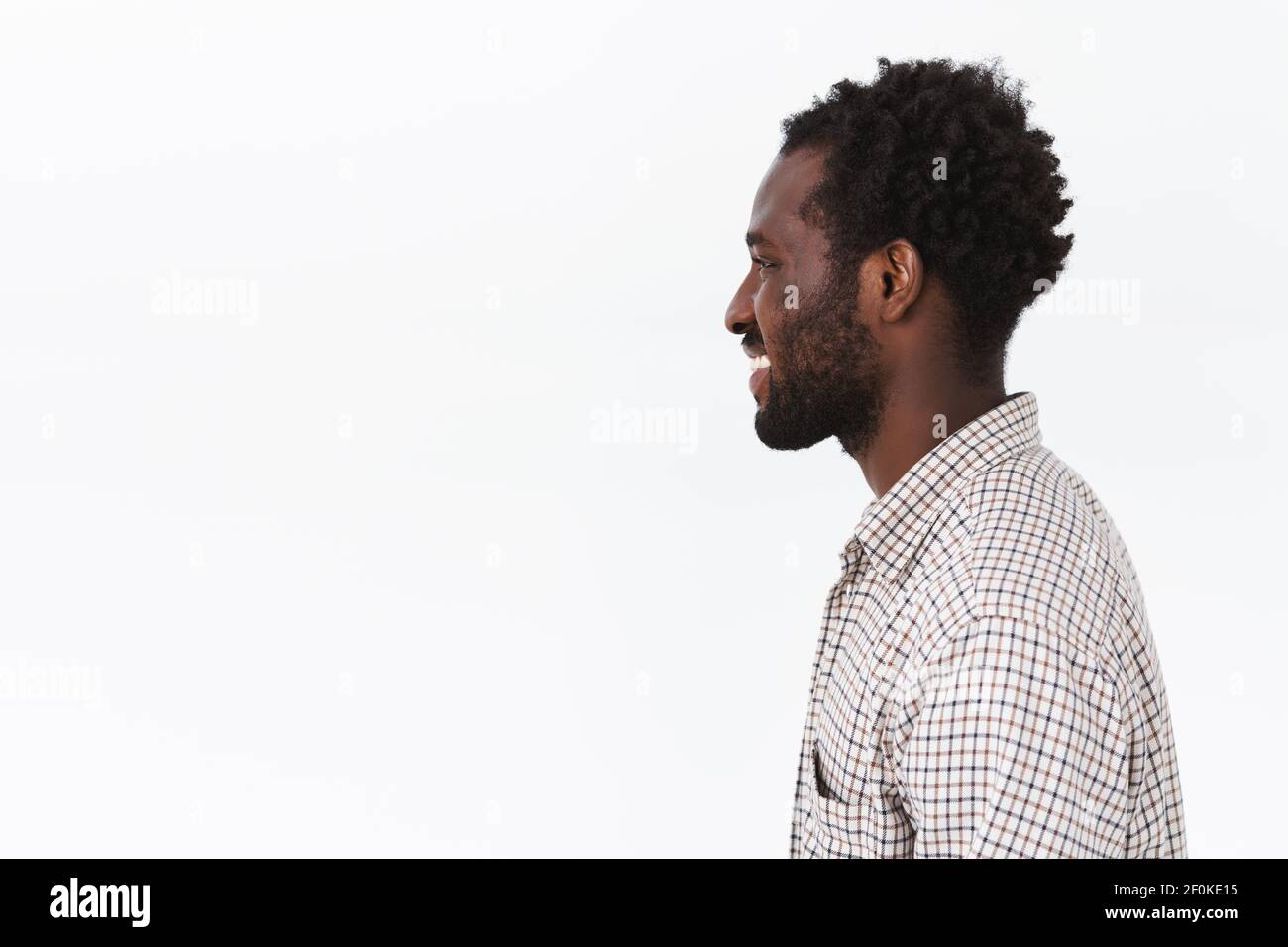 Portrait de profil tourné beau, homme barbu afro-américain avec coupe ...