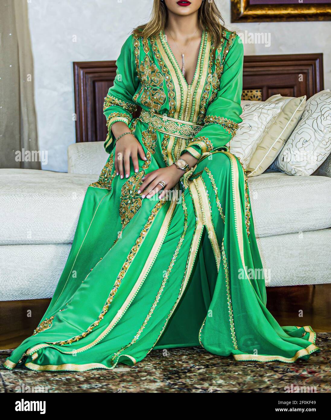 Robe traditionnelle marocaine. Un modèle portant un caftan marocain.  Culture africaine Photo Stock - Alamy