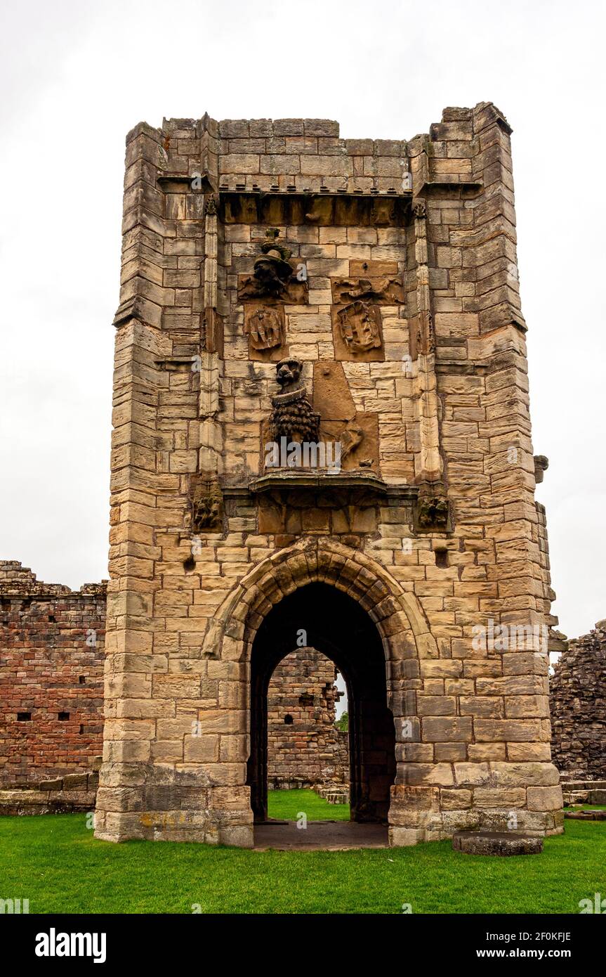 Construit autour de 1480, la tour du Lion était l'entrée l'extrémité nord de la grande salle et porte héraldique Sculptures symboliques pour la famille Percy Banque D'Images