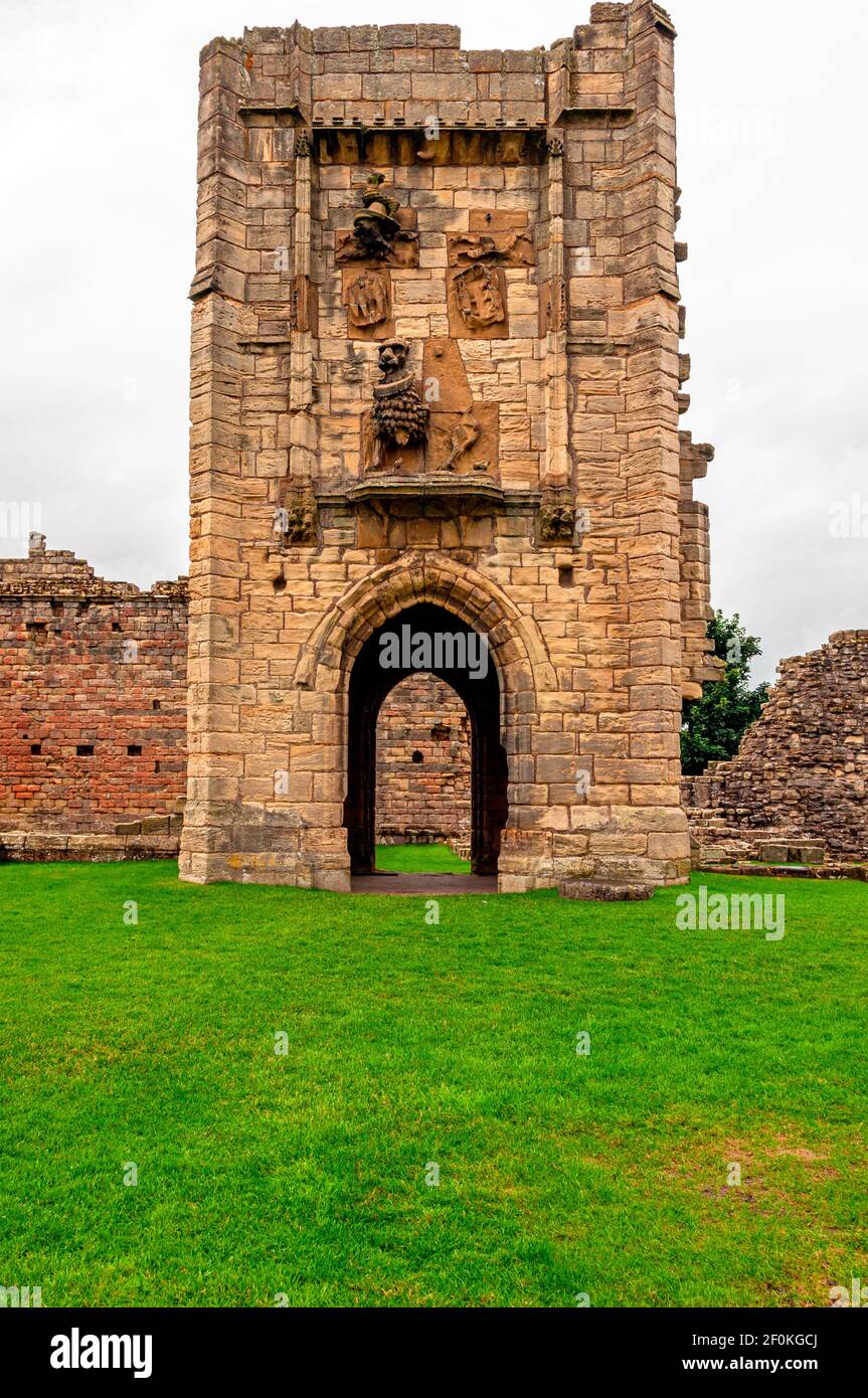 Construit autour de 1480, la tour du Lion était l'entrée l'extrémité nord de la grande salle et porte héraldique Sculptures symboliques pour la famille Percy Banque D'Images