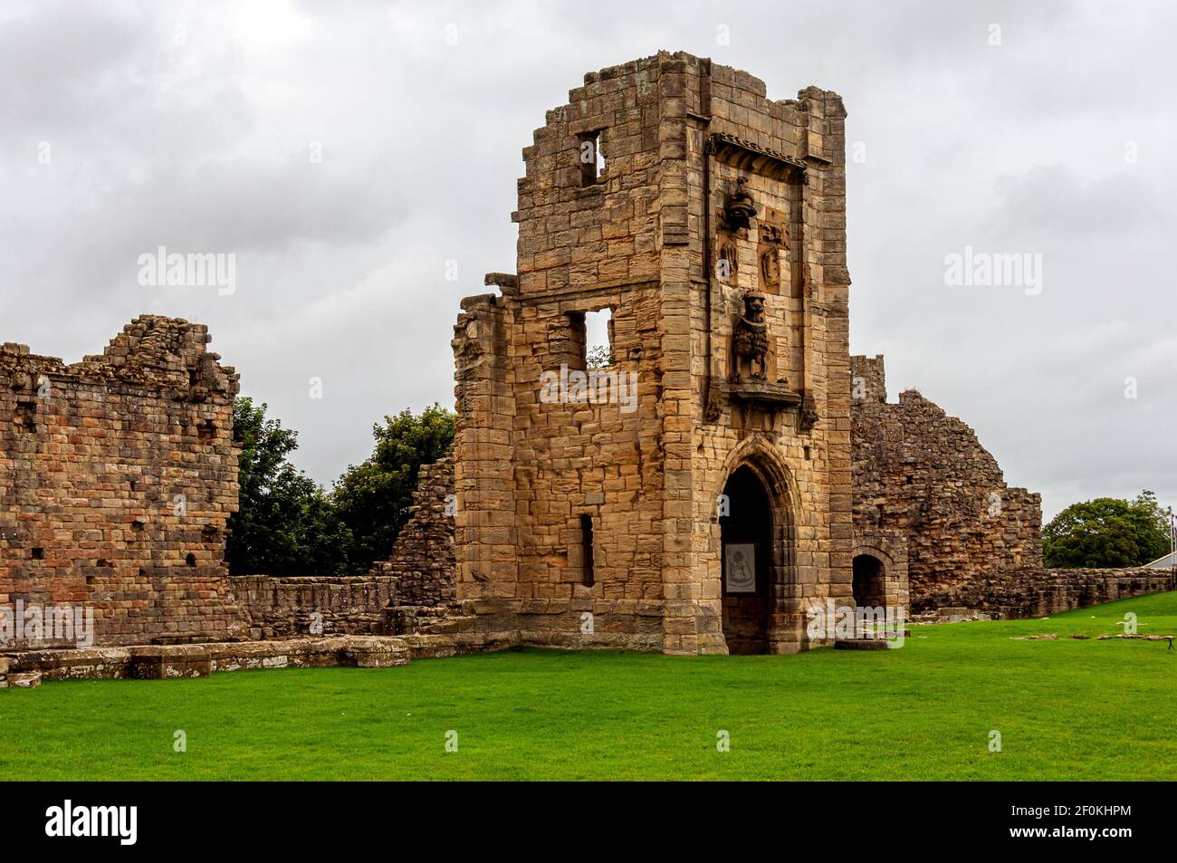 Construit autour de 1480, la tour du Lion était l'entrée l'extrémité nord de la grande salle et porte héraldique Sculptures symboliques pour la famille Percy Banque D'Images