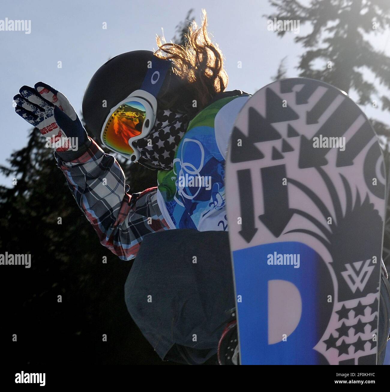 Shaun White, des États-Unis, se hale devant la foule après avoir pris la première chaleur de la demi-pipe de snowboard pour hommes et apos pendant les Jeux olympiques d'hiver, le mercredi 17 février 2010, à Cypress Mountain, à Vancouver, en Colombie-Britannique. Blanc qualifié pour la finale du mercredi soir et après-finales. (Photo de Jenelle Schneider/Canwest News Service/MCT/Sipa USA) Banque D'Images
